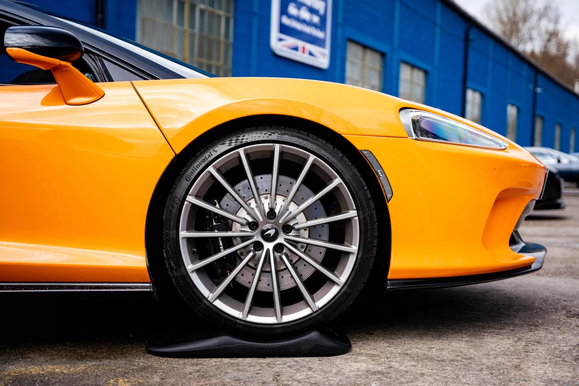 MCLAREN su cuscini salvagomme Kuberth EasyRise prevenzione flat-spotting